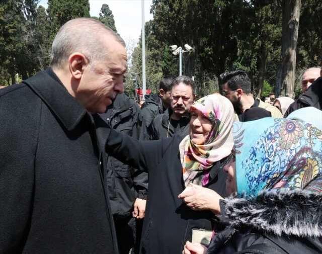 Cumhurbaşkanı Erdoğan anne ve babasının kabrini ziyaret etti