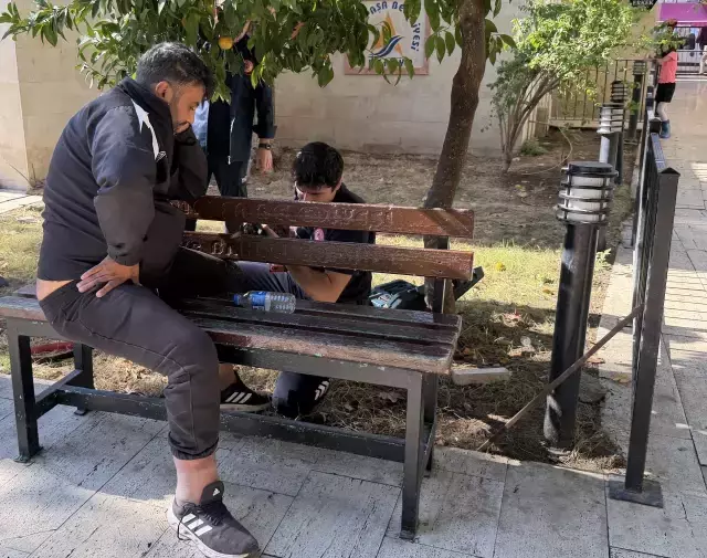 Uyurken bacağı banka sıkışan adamı itfaiye kurtardı