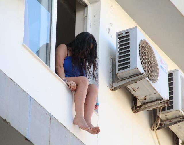 Bunalıma giren eski hostes intihara kalkıştı! Polis 3 saatte ikna edebildi