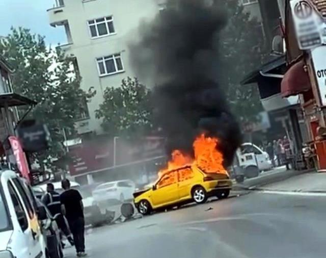El freniyle dönmeye çalışan sürücü kaza yaptı! Araç alev alınca olay yerinden kaçtı