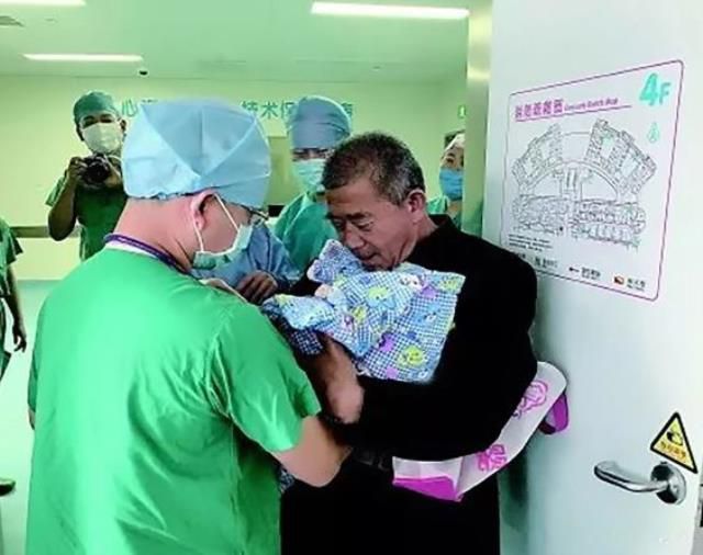 67 yaşındaki annelerinin hamilelik haberini alan 2 çocuğun yaptıkları ağızları açık bıraktı