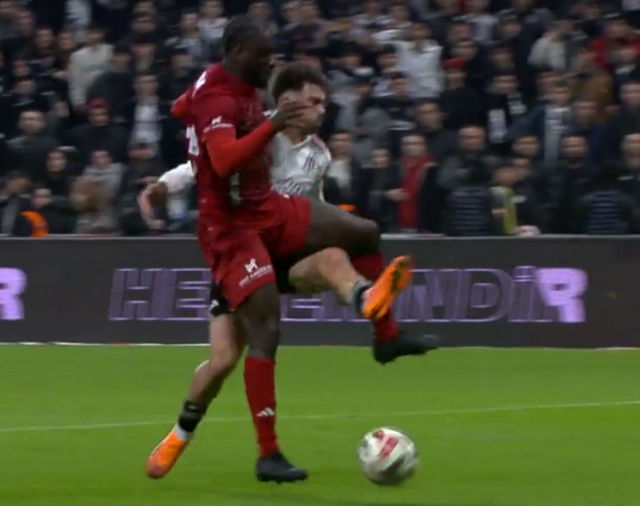 Beşiktaş'ın isyan ettiği pozisyonlarda karar doğru mu? Ünlü hakemler tereddütsüz görüş belirtti