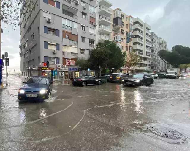 İzmir'de sağanak su baskınlarına neden oldu
