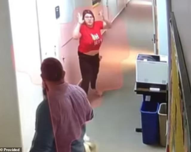Kendisine karşı koyan engelli öğrencisini kucaklayıp yere fırlattı! Okul ceza değil ödül verdi
