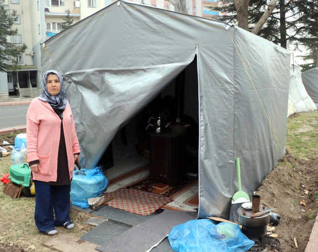 Kayseri'de 4.8'lik deprem sonrası boş alanlar naylon çadırlarla doldu