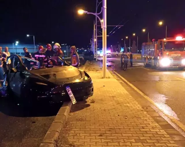 Tesla alev alev yandı, araçta 2 kişi hayatını kaybetti