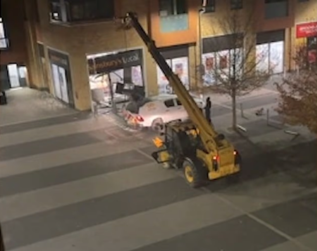 Hırsızlar telehandler kullanarak ATM çaldı!