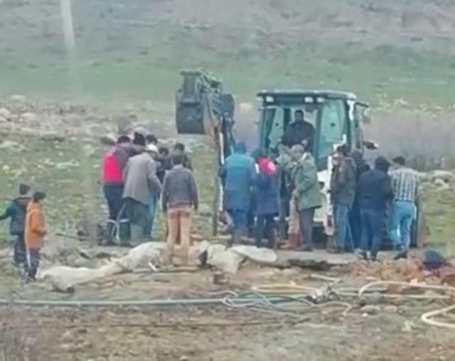 Toprağın altından gelen inleme sesleri koca köyü ayağa kaldırdı, iş makineleri hemen bölgeyi kazdı