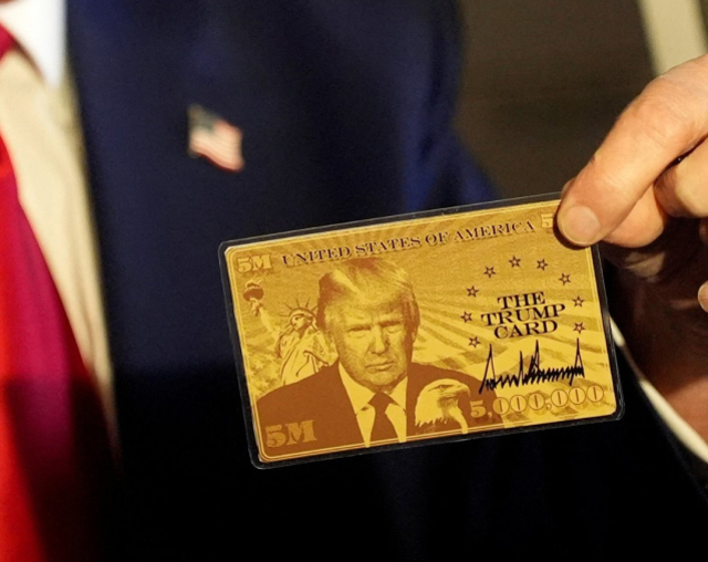 Trump, 5 milyon dolarlık altın kartı tanıttı