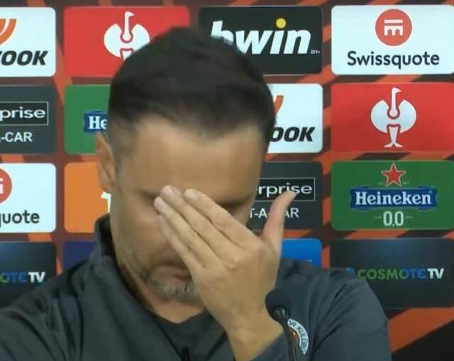 Muhabirin sorusuna çok sinirlenen Fenerbahçe'nin hocası Pereira, basın toplantısını terk etti