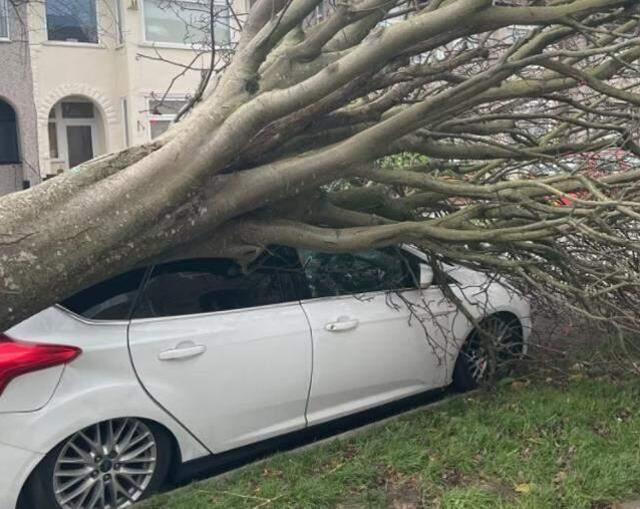 İngiltere felaketi yaşıyor! Şiddetli fırtına otobanda koca tırı devirdi