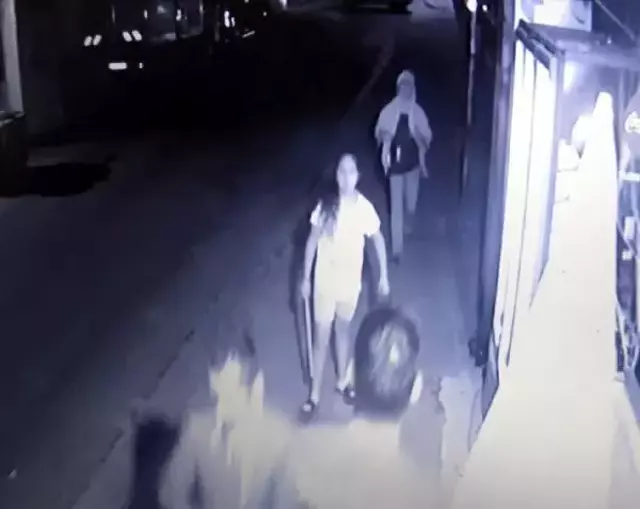 Avcılar'da gece saatlerinde ilginç olay! Kız çocuğu, elindeki sopayla takım elbiseli adamı kovaladı