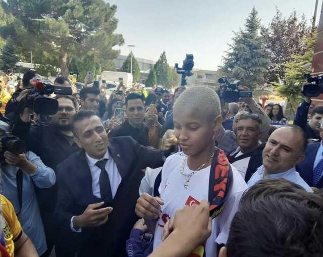 Melissa Vargas'a Malatya'da onur belgesi verildi