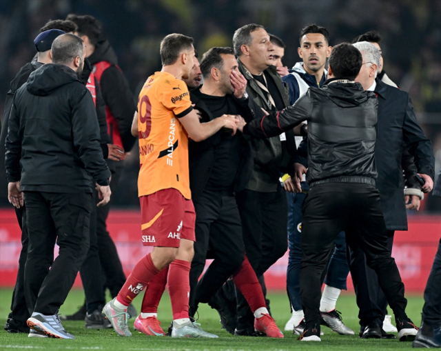 Ortalık yangın yeri! Galatasaray Mourinho'ya ateş püskürdü