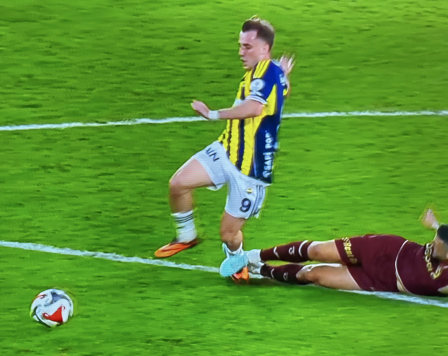 Fenerbahçe-Yeni Bir Başlangıç ve 10 Kişiyle Zafere Doğru: Trabzonspor Maçı Özeti