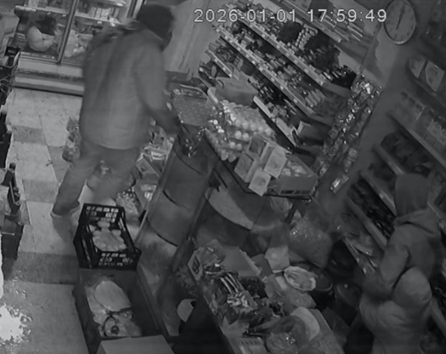 Kendisinden kaçıp markete sığınan küçük kızı önce darbetti, ardından üzerine oturup bıçakladı