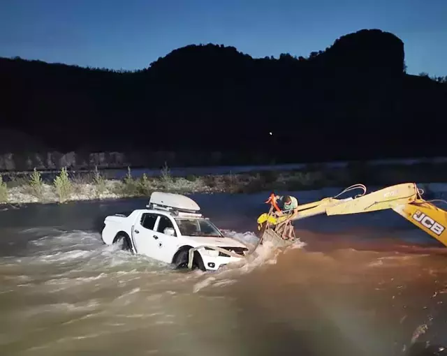 Aracıyla dere yatağından geçtiği sırada baraj kapakları açılınca debisi yükselen suyun ortasında kaldı