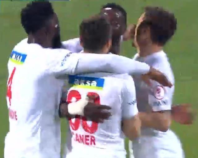 Sen ne yaptın Appindangoye! Sivassporlu futbolcu takım arkadaşını gole sevindiğine pişman etti