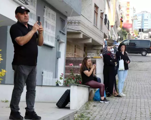 Dolandırıldığını iddia edip 15 katlı binada intihara kalkıştı! Çevredekiler canlı yayın yarışına girdi