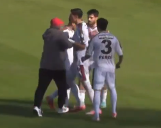 Mustafa Reşit Akçay, maçın ortasında sahaya girip futbolcusunu dövmeye kalktı