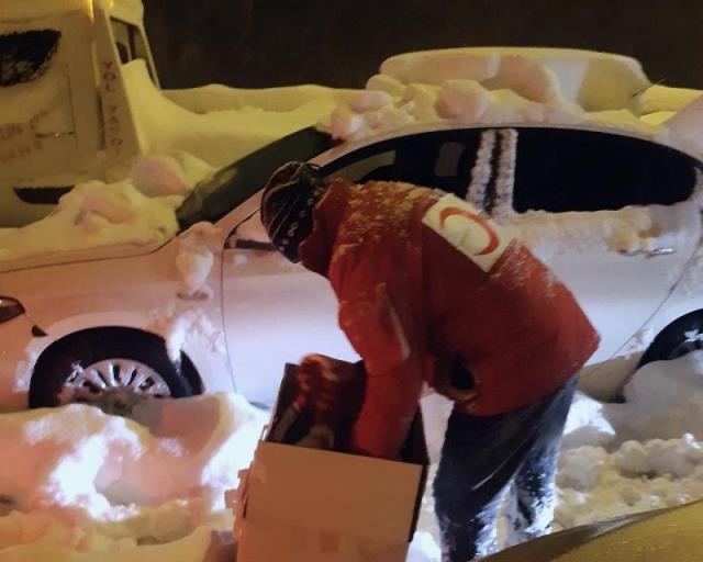 17 kilometrelik araç kuyruğunun oluştuğu Bolu'da Vali Ahmet Ümit açıkladı: 1950 yılından beri görülen en yoğun kar yağışı