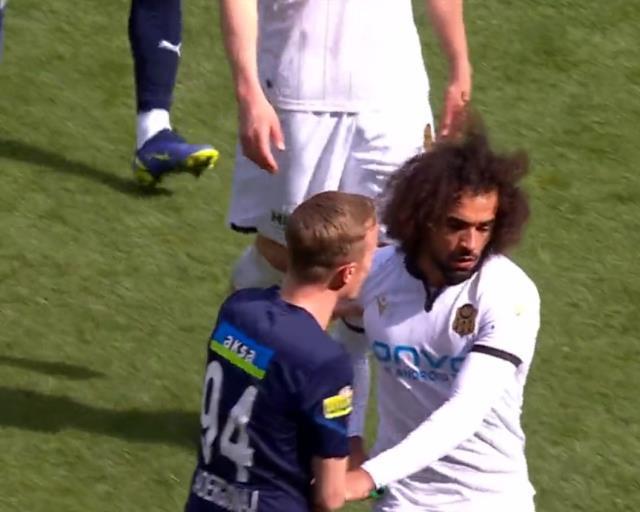 Malatya'da ilginç anlar! Sahayı terk etmek isteyen Sadık Çiftpınar'ı rakip oyuncular tuttu