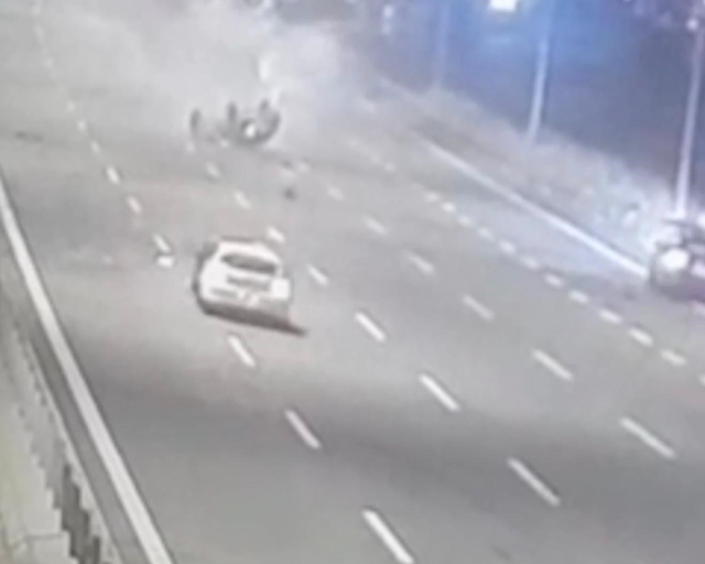 Küçük çocuk, takla atan araçtan yola fırladı: 5 yaralı