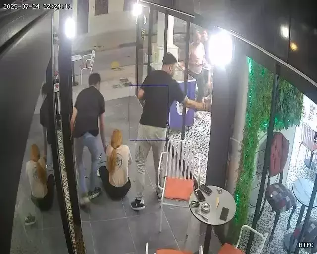 İş yerinde cam kapıya çarpan çalışan, güvenlik kamerasında