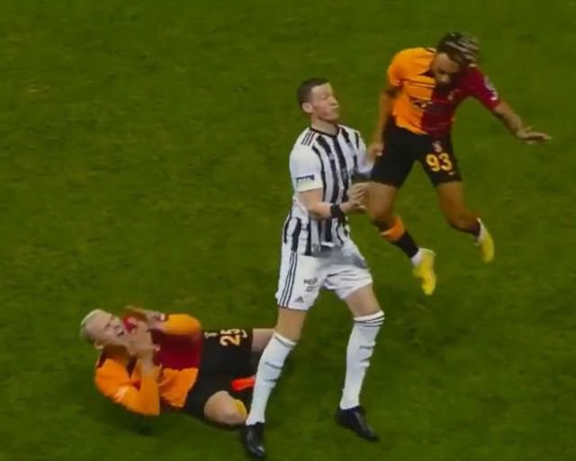 Galatasaray taraftarına derbide saç baş yolduran pozisyon! Hakemin kararına anlam veremediler