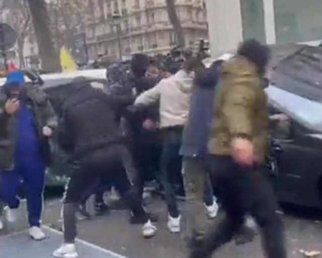 PKK yandaşlarının sokağa indiği Paris'te tansiyon düşmüyor! Ne durak bıraktılar ne araba