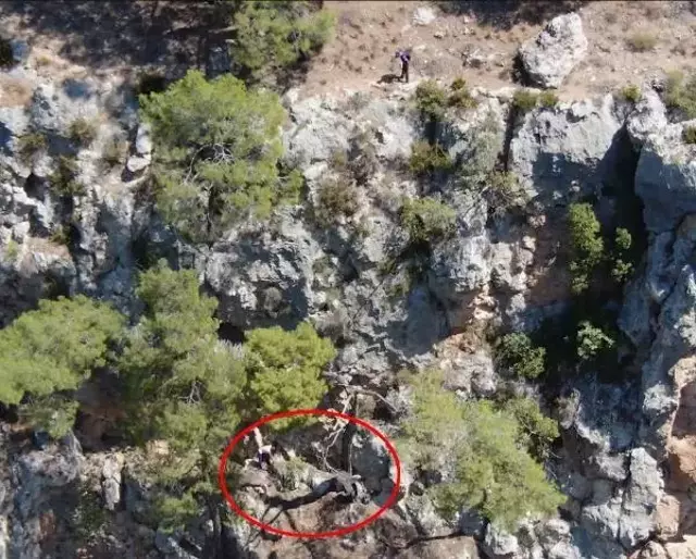Uçurumda mahsur kalan 2 defineciyi ekipler kurtardı