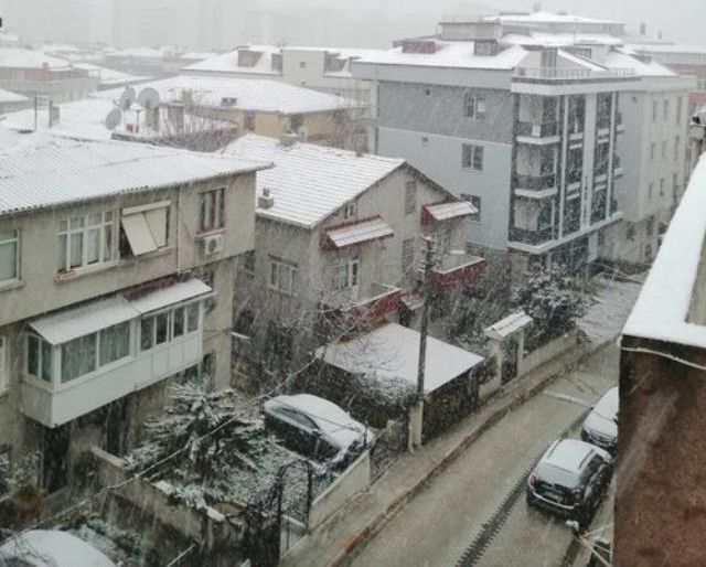 İstanbul'da günlerce sürecek kar yağışı başladı! Uyarılar art arda geliyor
