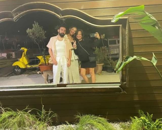 İlk bebeğine 7 aylık hamile olan Gupse Özay'dan ilk karnı burnunda poz geldi