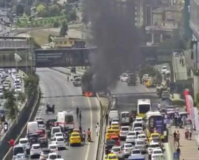Ataşehir D-100 Karayolu Kadıköy yönü kapatıldı! Otomobil, sürücüsü içindeyken yanmaya başladı