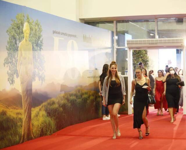 Altın Portakal Film Festivali başladı! Kırmızı halıda şıklık yarışı vardı