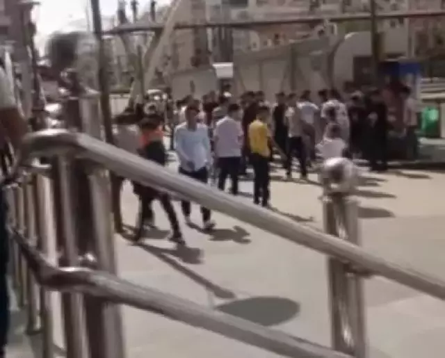 Diyarbakır'da tekmeli yumruklu kavga kamerada