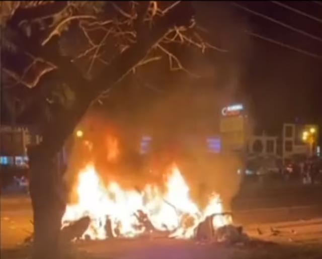 Araç alev topuna döndü! Sürücü kontrolünü kaybedip araçla elektrik direğine çarptı