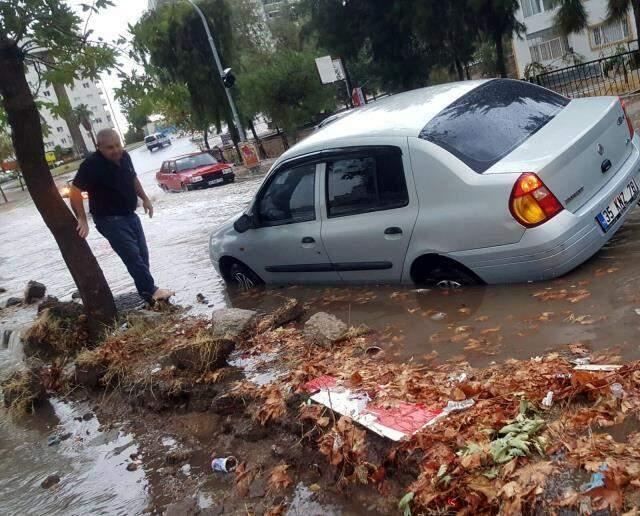 İzmir'de sağanak ve fırtına hayatı felç etti! Çatılar uçtu, ağaçlar devrildi, heyelan meydana geldi