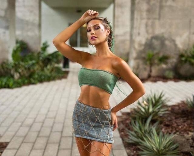 Serdar Ortaç'ın eski eşi Chloe Loughnan, bornozlu yatak pozunu paylaştı