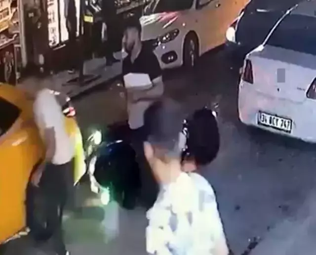 Zeytinburnu'nda taksici, kendisine çarpan motosikletliyi ezmeye kalktı: O anlar kamerada