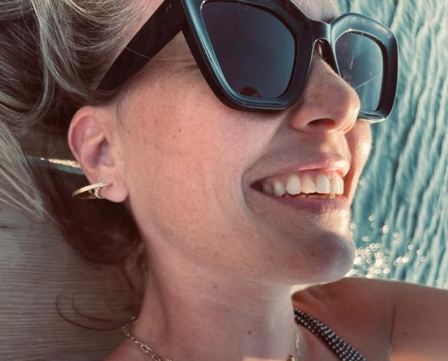 Aslı Enveri, bikinisiyle iskeleye uzanarak peş peşe pozlar verdi