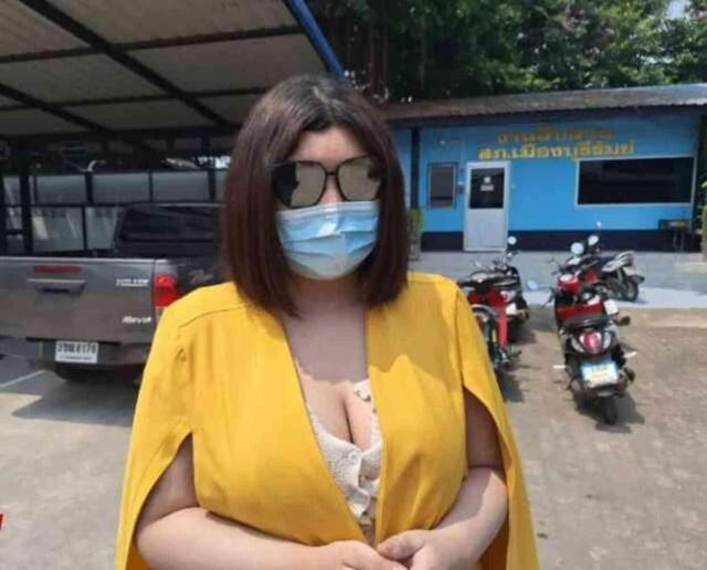 Tayland'da kraliyet anıtı önünde müstehcen fotoğraf çeken model Pim Apatsara, beş yıl hapis cezası ile karşı karşıya kaldı