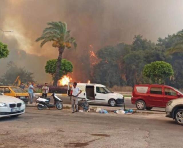 Manavgat'ta vatandaşlar su şişeleriyle alevlere müdahale ediyor