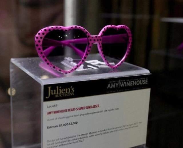 Şarkıcı Amy Winehouse'un eşyaları bağımlılık sorunları olan gençler için müzayedeye çıktı