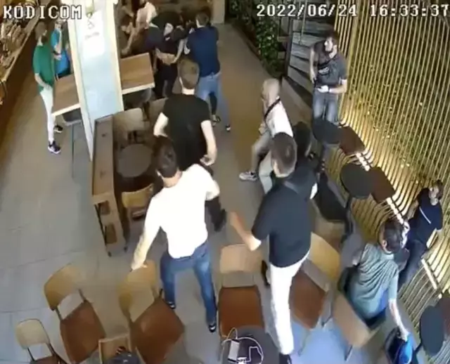 3. günde ikinci künde vakası! Kafede tuttuğu adamı sert şekilde yere yapıştırdı