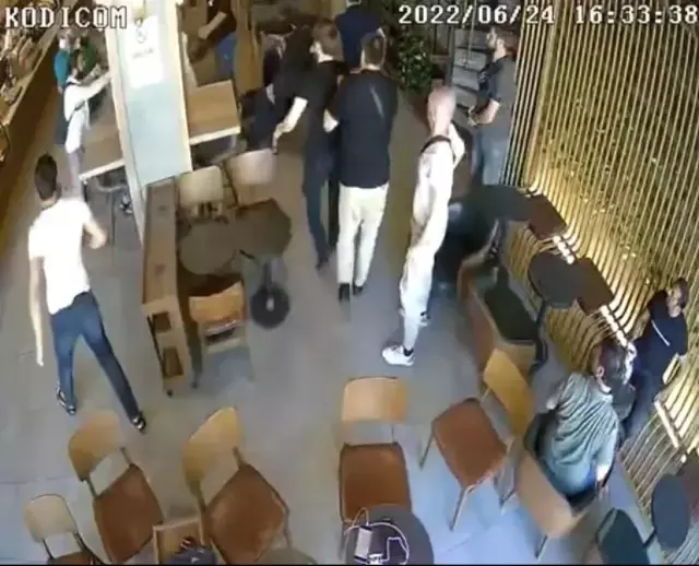 3. günde ikinci künde vakası! Kafede tuttuğu adamı sert şekilde yere yapıştırdı