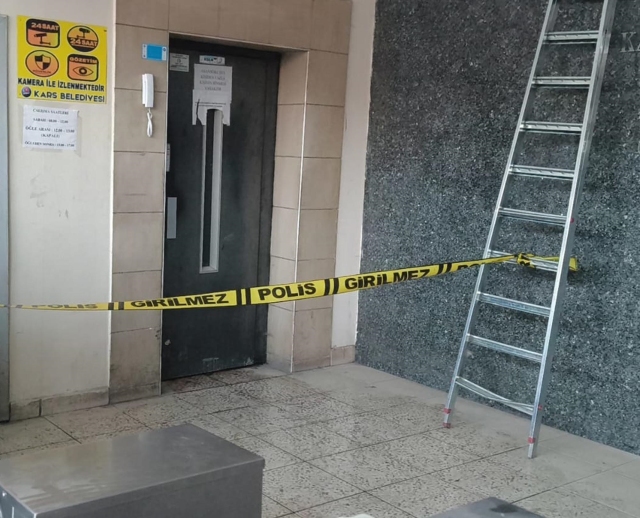 Kars'ta asansör boşluğuna düşerek ölen gencin cesedi, 2 gün sonra bulundu
