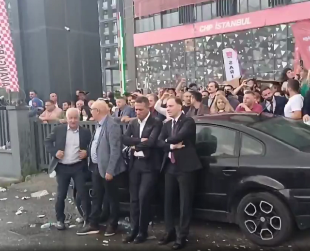 CHP il binası önünde gerginlik! Tansiyon bir anda yükseldi