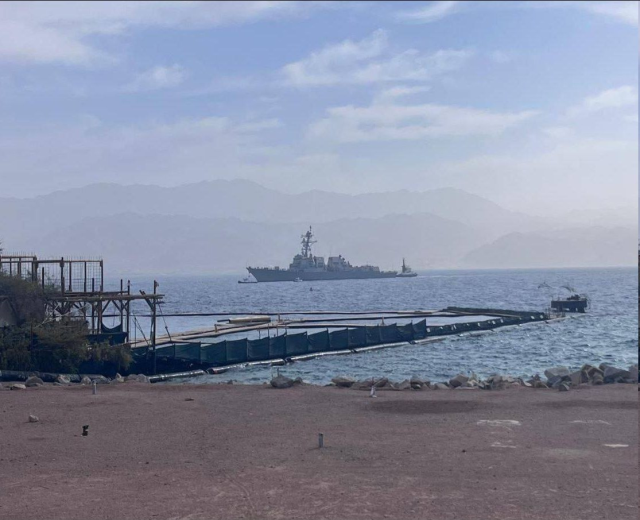 İran'a saldırı ihtimali devam ederken ABD'ye ait füze destroyeri İsrail limanına demirledi