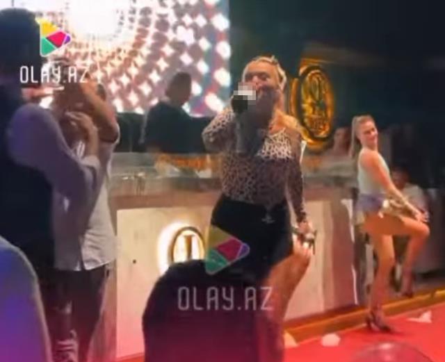 İçkiyi garsonun başından aşağı döken Demet Akalın, Twitter'da linç ediliyor